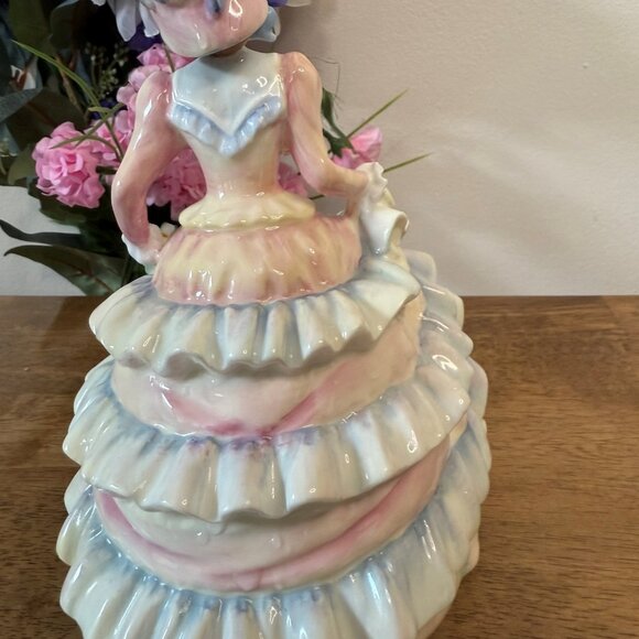 Royal Doulton Figurine Hannah HN 3369 – Hand Decorated Bone China by Nada - Picture 5 of 6